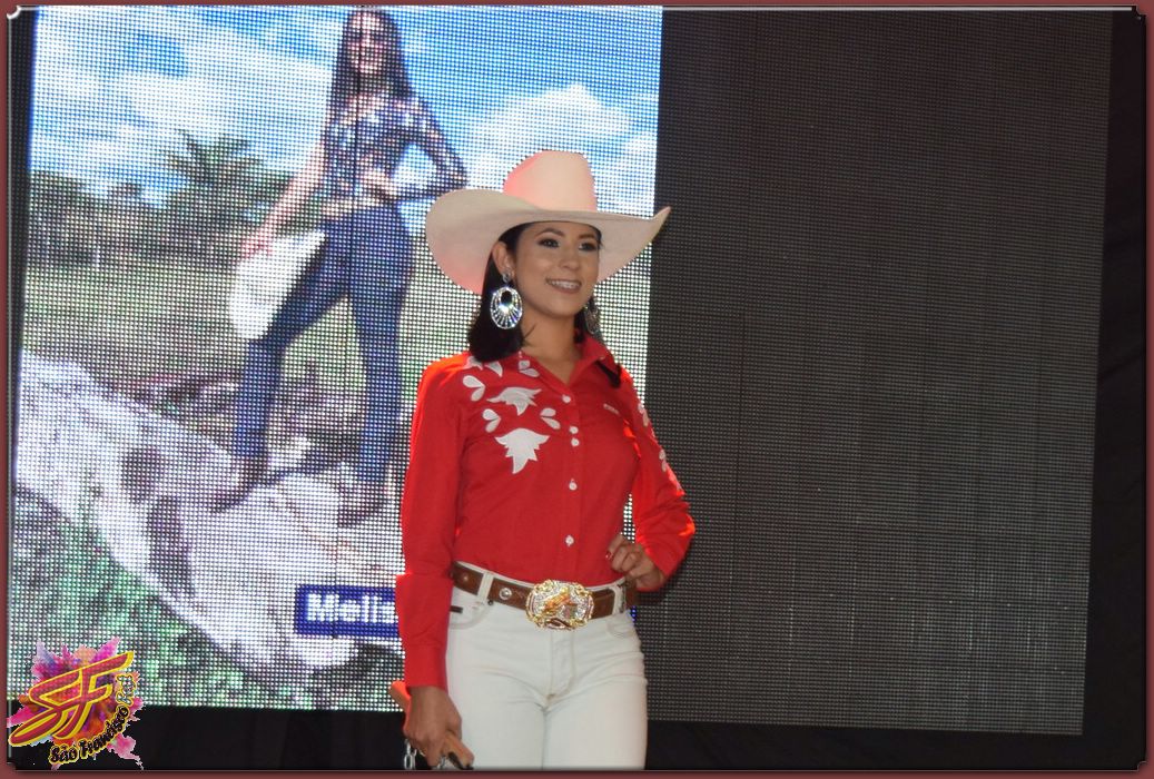DESFILE DA RAINHA DA EXPOVALE 2019